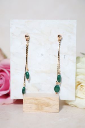 Boucles d’oreilles Maëva pendantes en laiton doré avec chaînettes serpentine et perles de gemme ou nacre