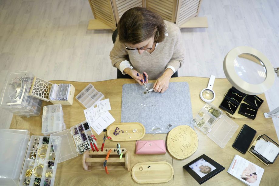 Mon histoire 1 Magali dans son atelier entrain de travailler sur un bijoux pour l'atelier des démoiselles